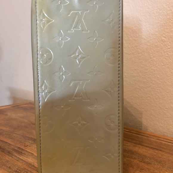 Stunning A CONDITION Louis Vuitton Monogram Vernis Reade PM Hand Bag Gris M91145 - Picture 7 of 8